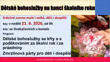 Plakát zve na dětské bohoslužby na konci školního roku, konané v neděli 21. června 2026 od 9 hodin v kostele ve Dvakačovicích. Program zahrnuje dětské bohoslužby se křty a poděkováním za školní rok i za prázdniny, následované zmrzlinovou párty pro děti i dospělé. Vpravo je fotografie dětské ruky držící rozpůlenou polentu se zmrzlinou a barevnou polevou. Vstupné je dobrovolné, výtěžek poputuje na opravu střechy fary.